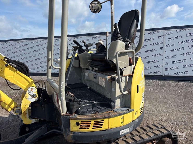 2012-yanmar-vio27-image-10