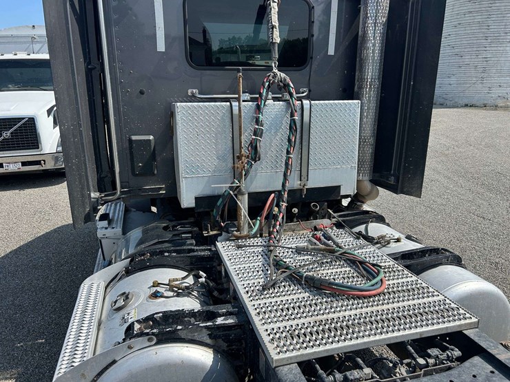 2019-peterbuilt-579-semi-tractor-image-10