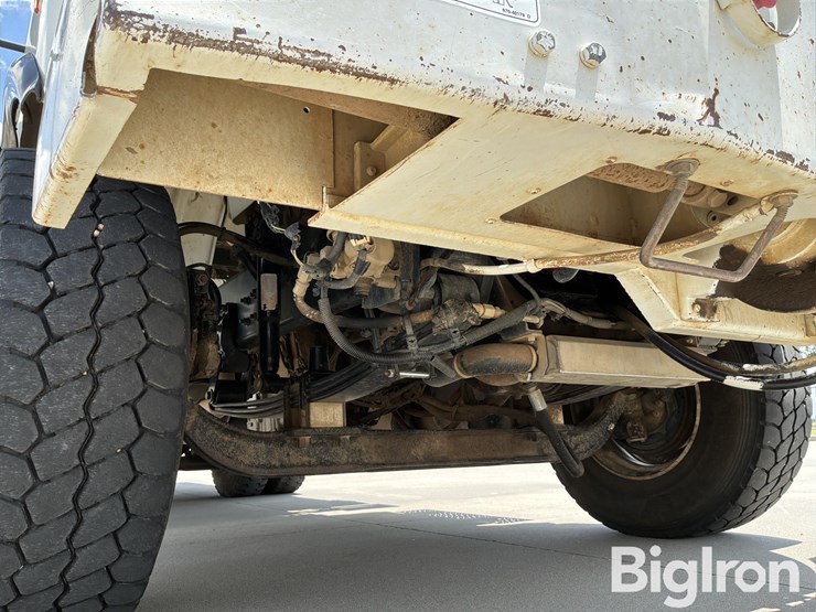 2008-freightliner-m2-106-image-14