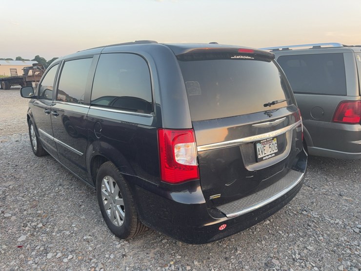2014-chrysler-town-&-country-image-6