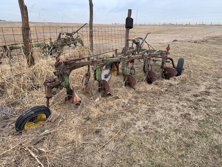 john-deere-pull-type-five-bottom-plow-image-5