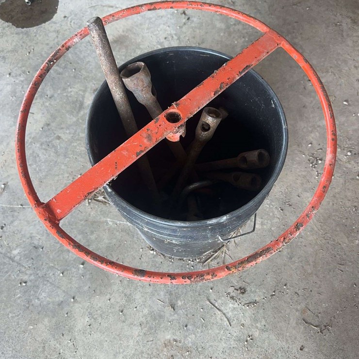 Socket Lug Wrenches With Clevis Shackle And Hand Wheel
