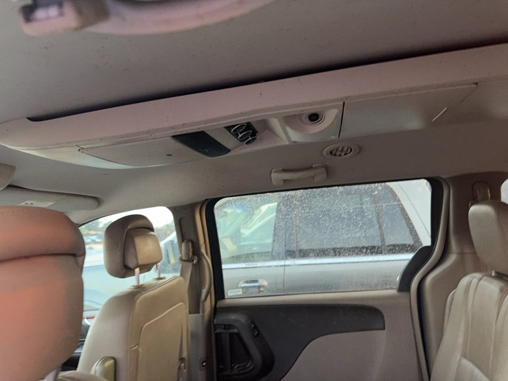 2014-chrysler-town-&-country-image-19
