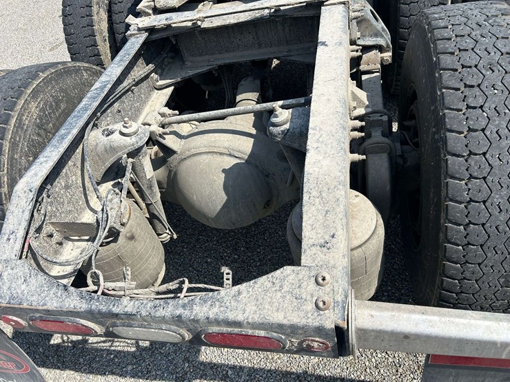 2019-peterbuilt-579-semi-tractor-image-8