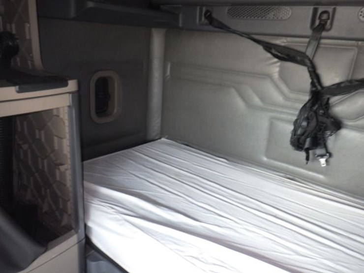 2017-freightliner-cascadia-125-evolution-image-21