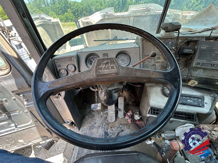 1992-mack-dm600gk-rear-discharge-(glider-kit)-concrete-mixer-truck-image-65