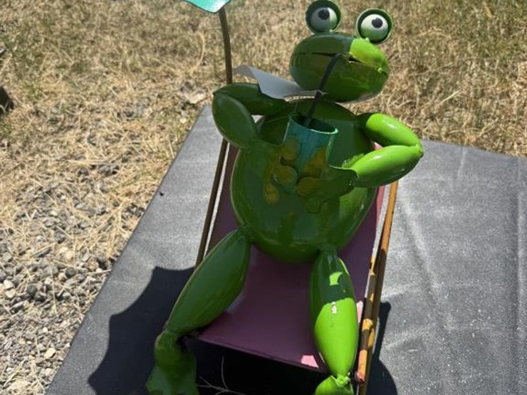 #96-•-metal-art---lounging-frog-w/-umbrella-image-1