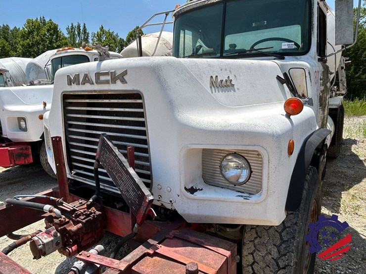 1992-mack-dm600gk-rear-discharge-(glider-kit)-concrete-mixer-truck-image-15