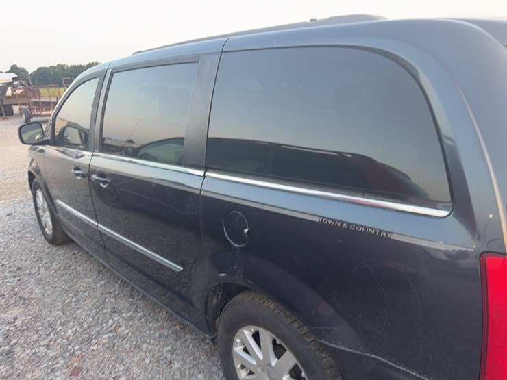 2014-chrysler-town-&-country-image-9