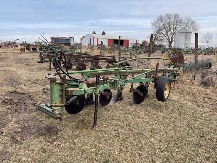 john-deere-pull-type-four-bottom-plow-image-1
