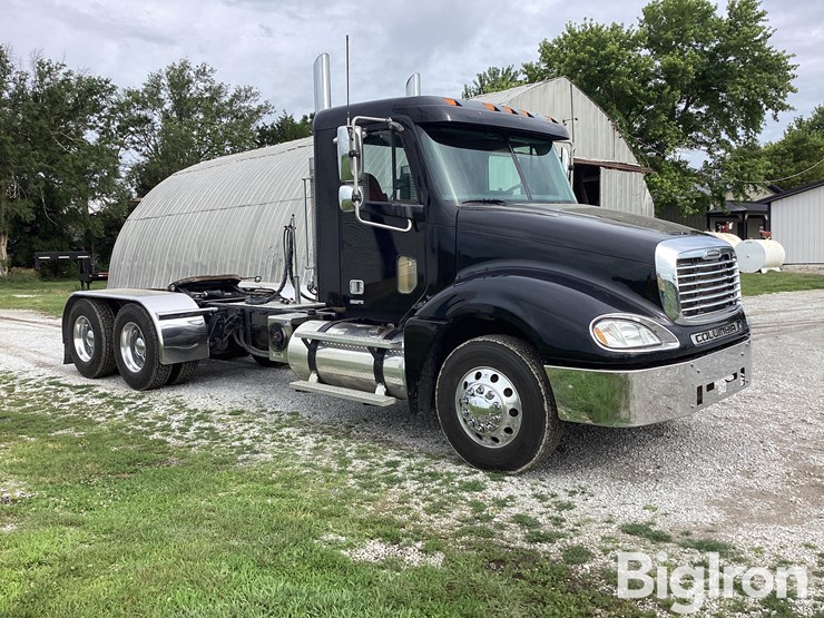 2006-freightliner-columbia-120-image-3