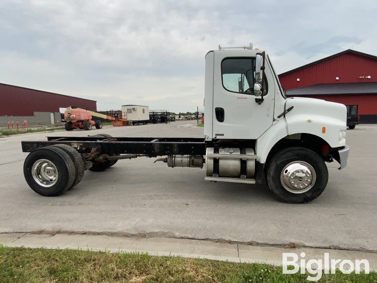 2009-freightliner-m2-106-image-4