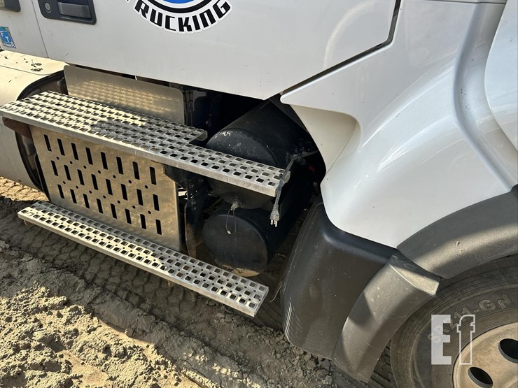 2014-volvo-vhd84ft200-image-24