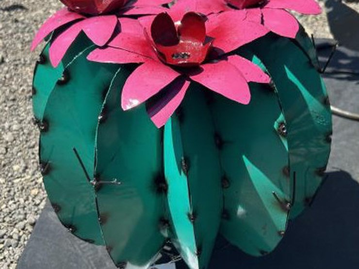#152-•-metal-art---medium-cactus-w/-pink-flowers-image-1