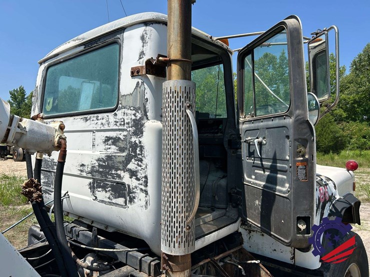 1992-mack-dm600gk-rear-discharge-concrete-mixer-truck-image-77