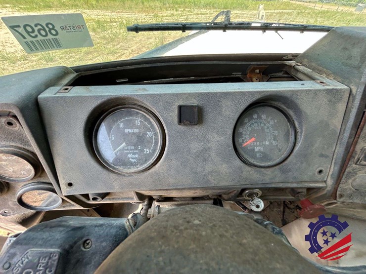 1992-mack-dm600gk-rear-discharge-concrete-mixer-truck-image-96