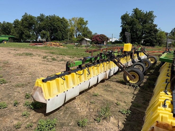 #2651-•-willmar-red-ball-broadcast-wf640-40'-hooded-sprayer-inv#2651-image-3