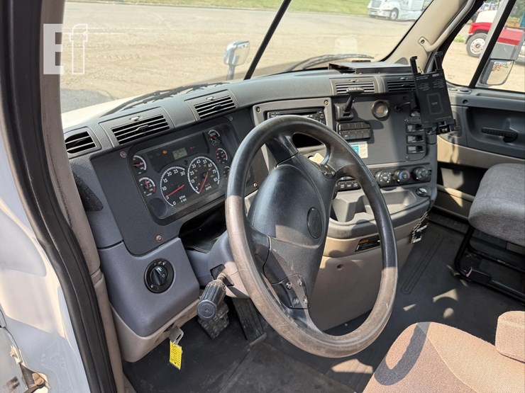 2013-freightliner-cascadia-113-image-37