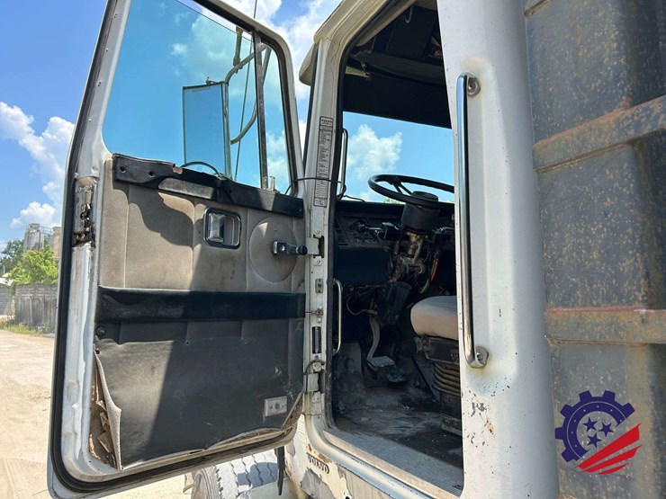 1999-volvo-truck-vnm84-tri-axle-dump-truck-image-50