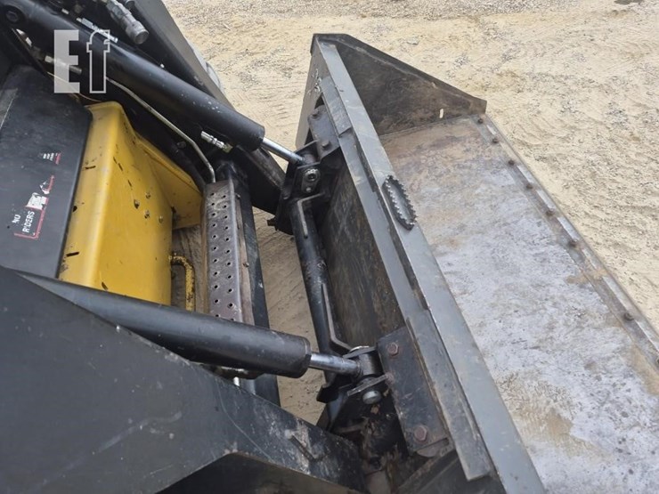 new-holland-lx885-image-10