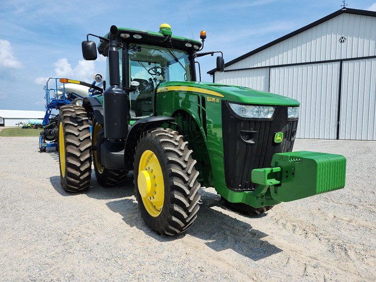 2013-john-deere-8235r-image-25