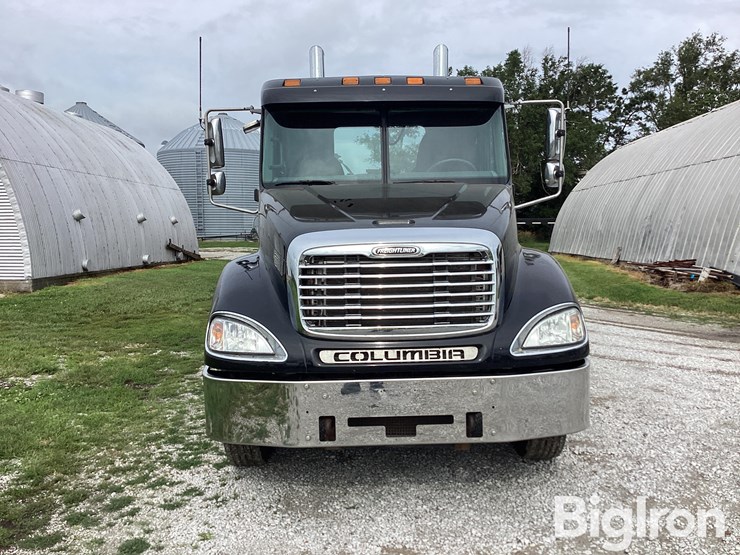 2006-freightliner-columbia-120-image-2