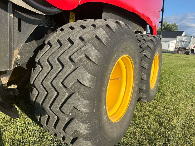 2014-new-holland-330-image-8