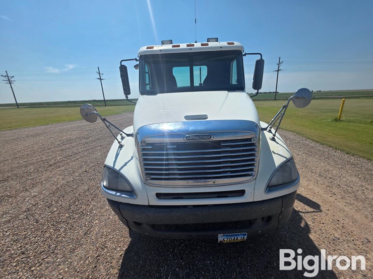 2003-freightliner-columbia-120-image-2