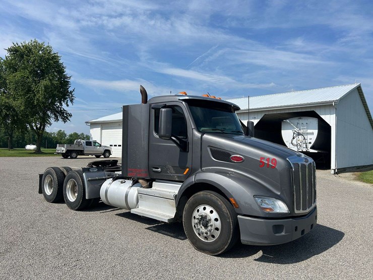2019-peterbuilt-579-semi-tractor-image-1