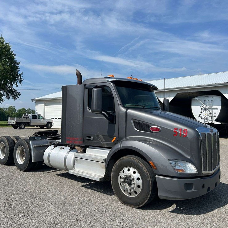 2019 Peterbuilt 579 semi tractor