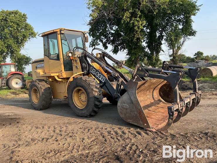 1999-deere-tc44h-image-3