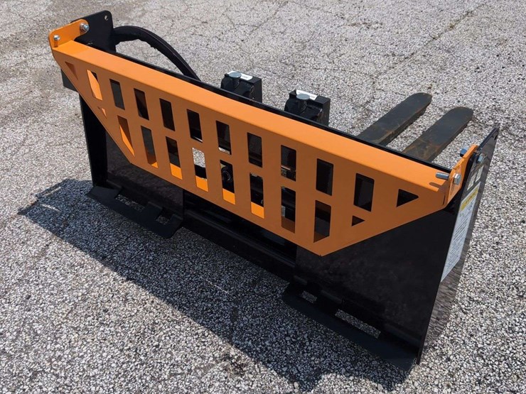 wolverine-skid-steer-pallet-fork-hydraulic-adjustable-pfa-11-3300g-image-3