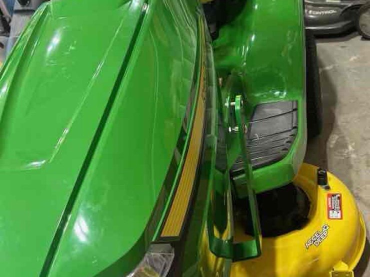 2021-john-deere-x370-image-3