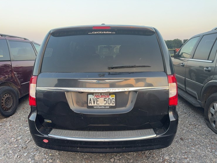 2014-chrysler-town-&-country-image-5