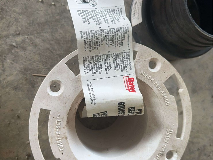 assorted-plumbing-and-drainage-fittings-including-oatey-twist-n-set-flange-image-14