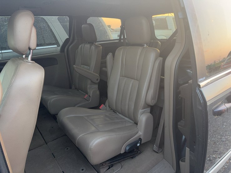2014-chrysler-town-&-country-image-17
