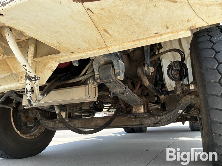 2008-freightliner-m2-106-image-15