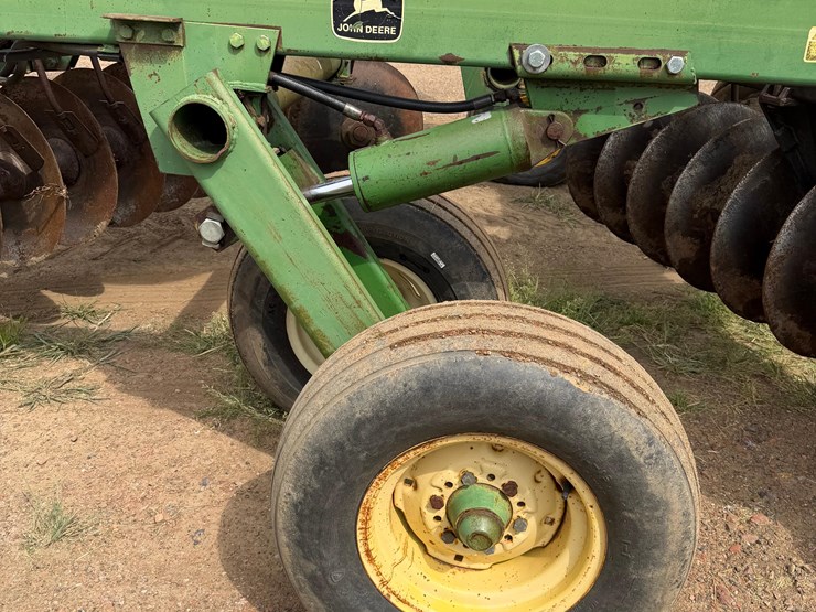 john-deere-335-image-5