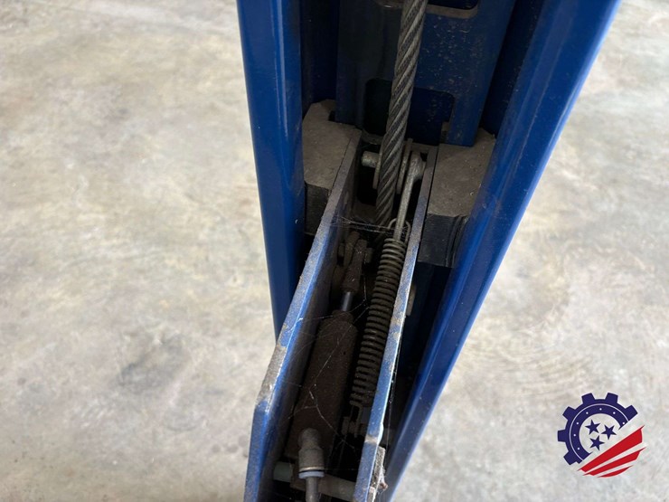 2014-bendpak-hds-14x-14,000-lb.-extended-four-post-vehicle-lift-with-dual-rolling-bridge-jacks-image-16