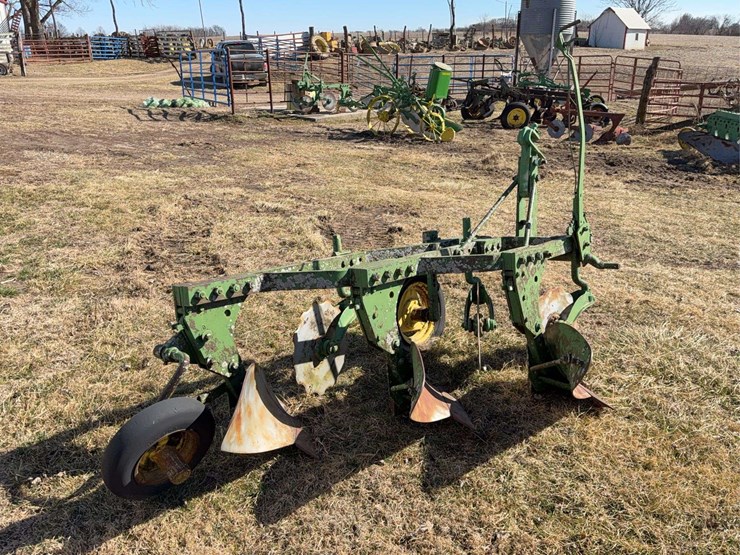 john-deere-three-point-three-bottom-plow-image-3