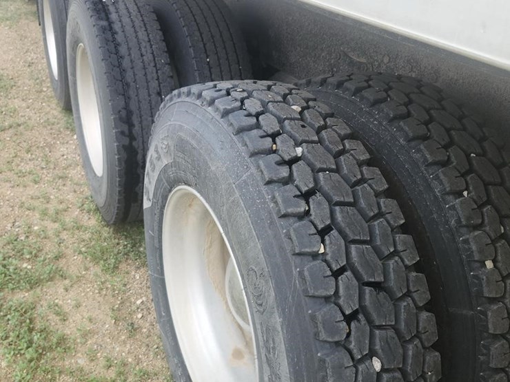 1999-peterbilt-385-image-8