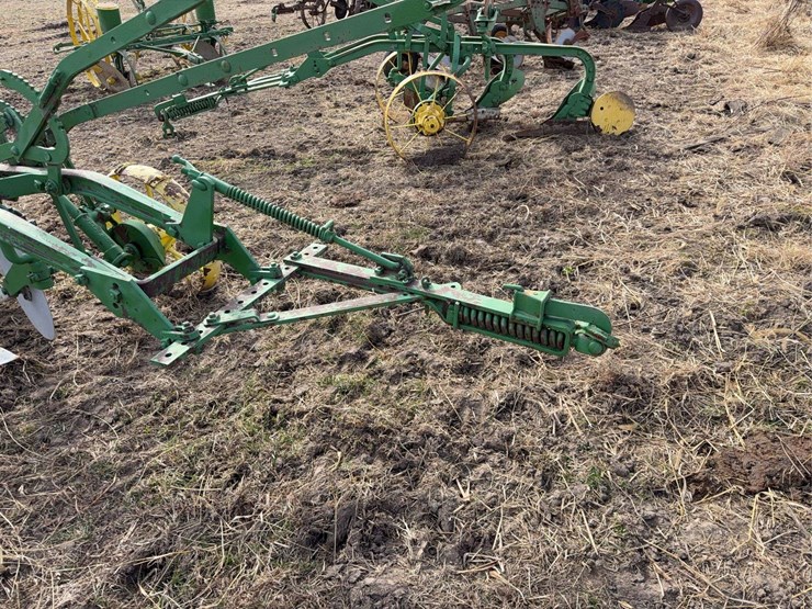john-deere-pull-type-two-bottom-plow-image-8