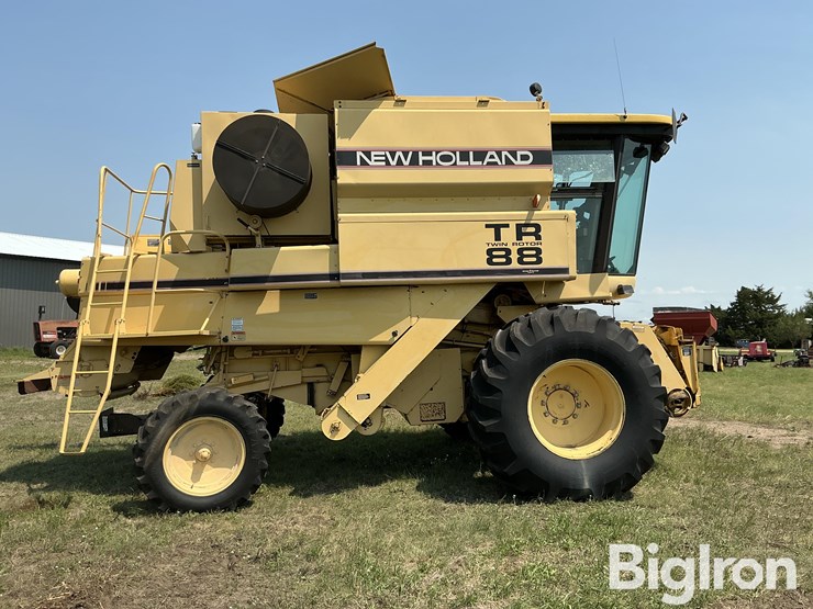1997-new-holland-tr88-image-4