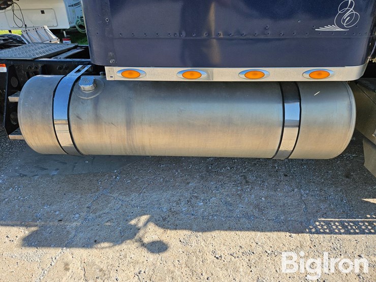 2005-freightliner-fld132-classic-xl-image-15