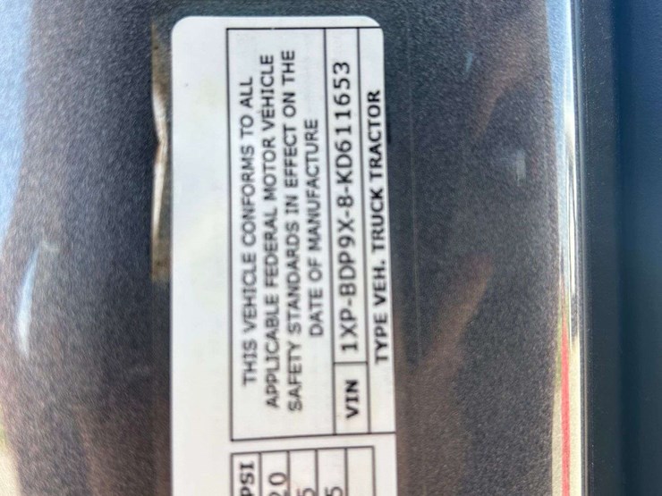 2019-peterbuilt-579-semi-tractor-image-23