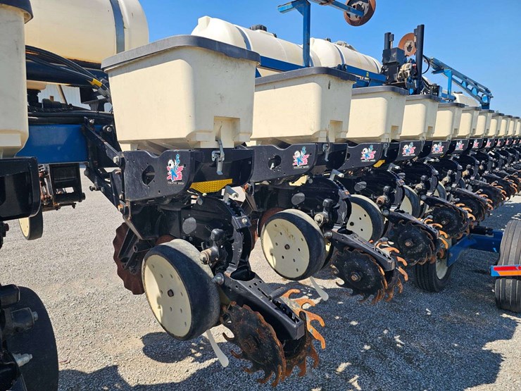 2001-kinze-16-row-planter-image-8