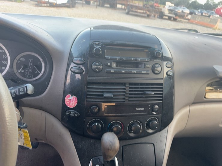 2004-toyota-sienna-image-36