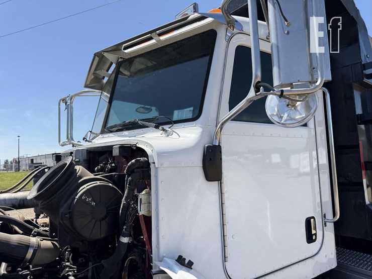 2005-peterbilt-335-image-29