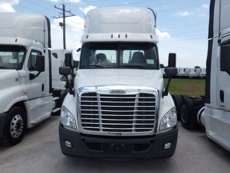2016-freightliner-cascadia-125-evolution-image-2