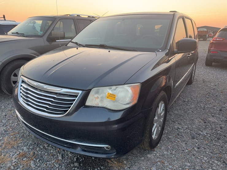 2014-chrysler-town-&-country-image-1